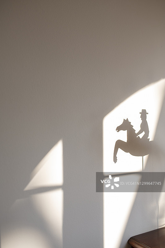 摇摆木马和骑手玩具的轮廓，留白区域图片素材