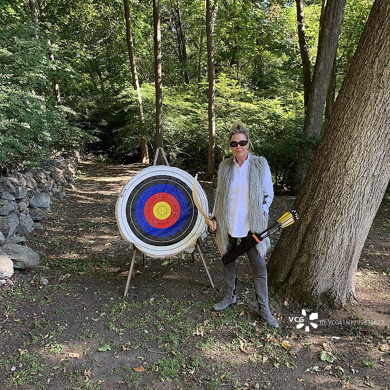 准备射箭的女人图片素材