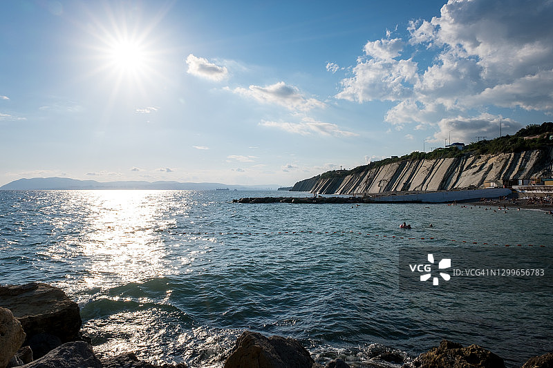 阳光明媚的夏日，俄罗斯卡巴尔金卡附近的黑海海岸图片素材