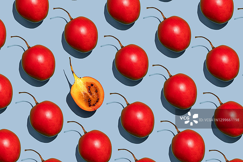 蓝背景下的树番茄果实和半个果实图片素材