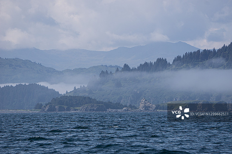 阿拉斯加科迪亚克岛奇尼亚克湾附近的船上景观图片素材