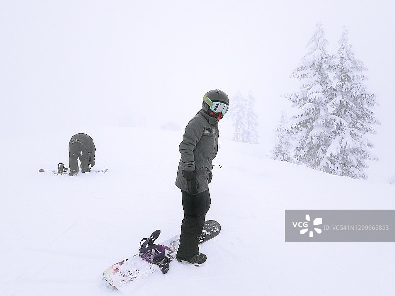 中年妇女戴着脖套准备滑雪图片素材