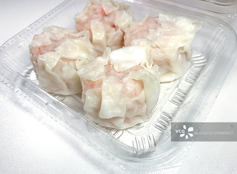 PET塑料外卖盒装海鲜烧卖图片素材
