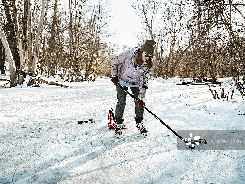 中年妇女在户外打冰球图片素材