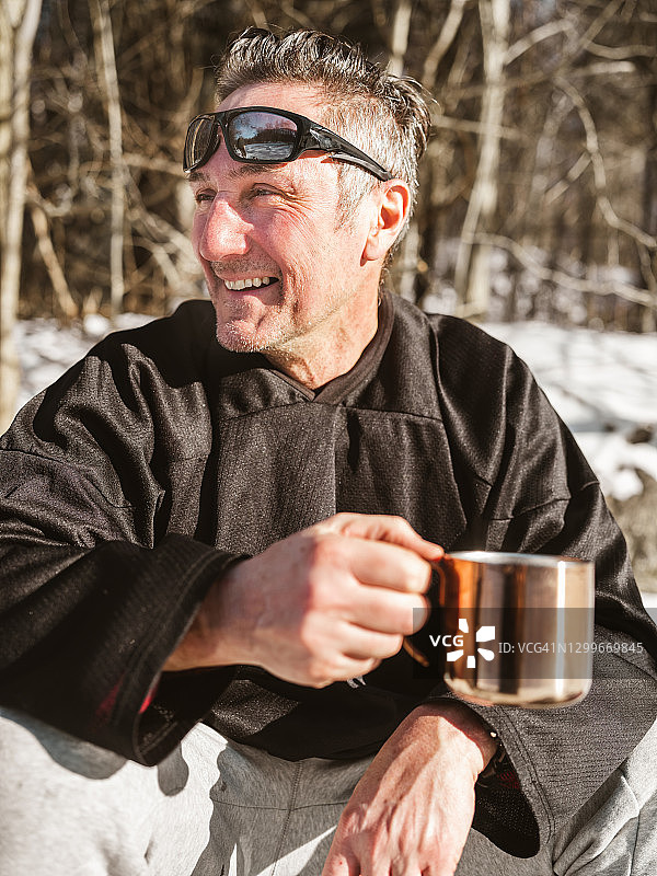 在户外喝茶的中年男人图片素材