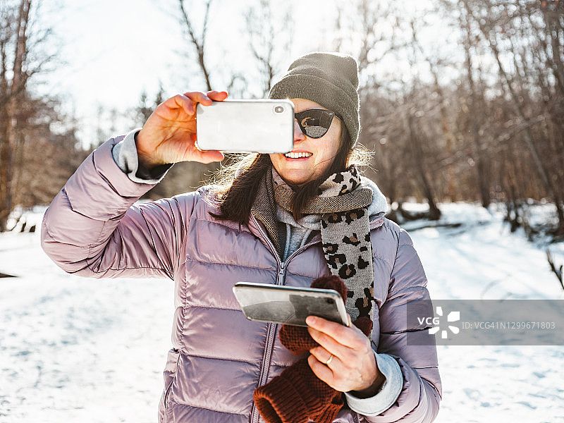 中年妇女滑冰拍照图片素材