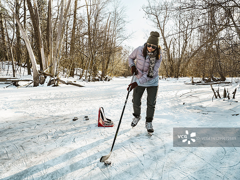 中年妇女在户外打冰球图片素材