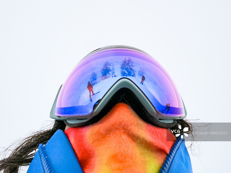 戴着脖套和护目镜的女滑雪者特写图片素材