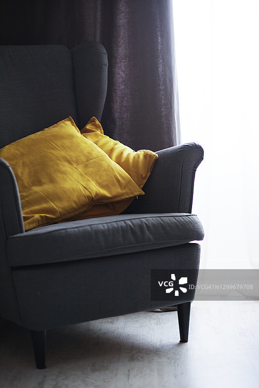 百叶窗前简约的灰色沙发扶手椅图片素材