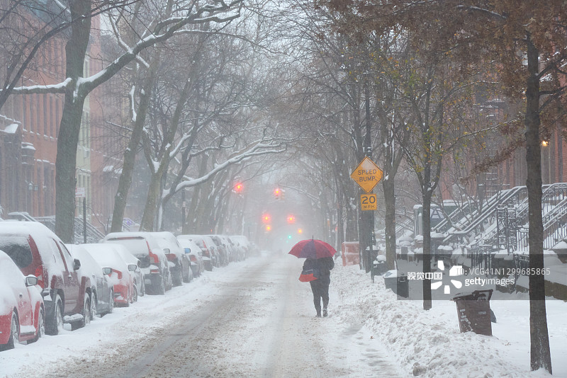 纽约布鲁克林高地暴风雪中的女人图片素材