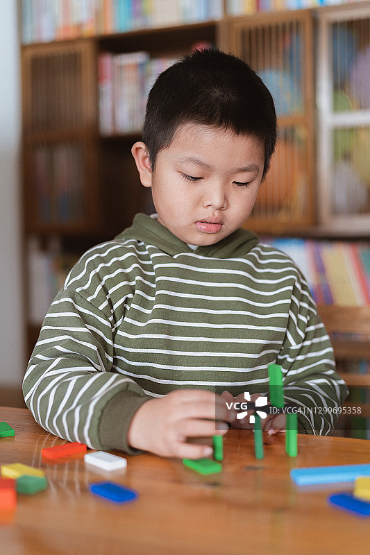 孩子们玩积木。图片素材