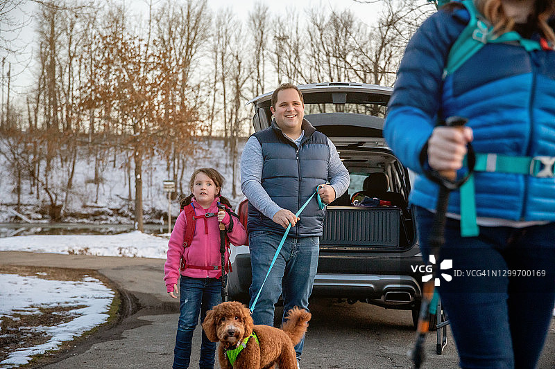 一家人带着宠物狗一起去徒步旅行图片素材