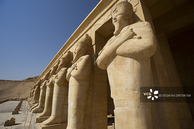 埃及卢克索代尔埃尔-巴赫里神庙阿努比斯石雕图片素材