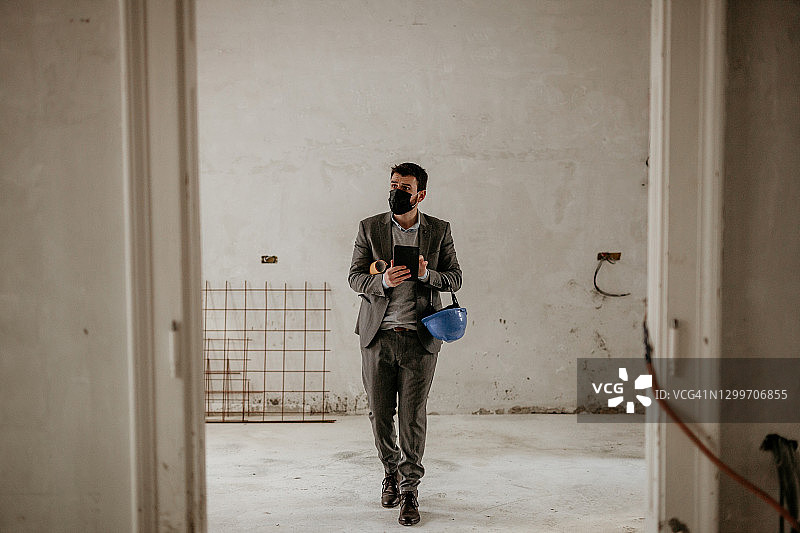 经理在室内检查重建过程图片素材