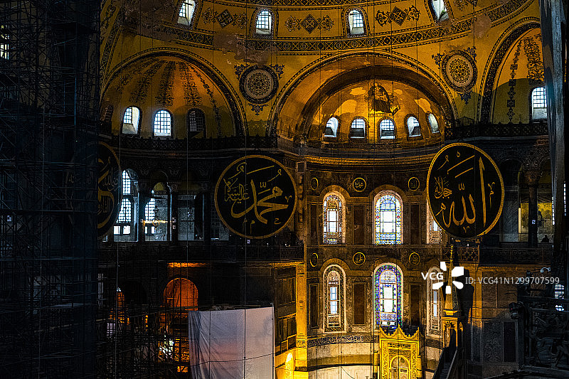 圣索菲亚大教堂中美丽的马赛克：母亲与耶稣基督（位于土耳其伊斯坦布尔蓝色清真寺附近）图片素材