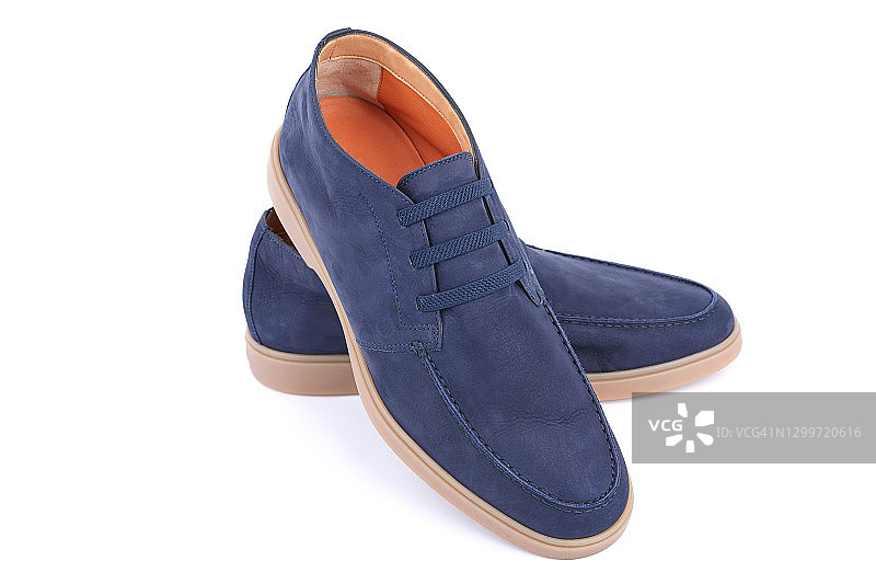 白色背景上的蓝色绒面革靴子图片素材