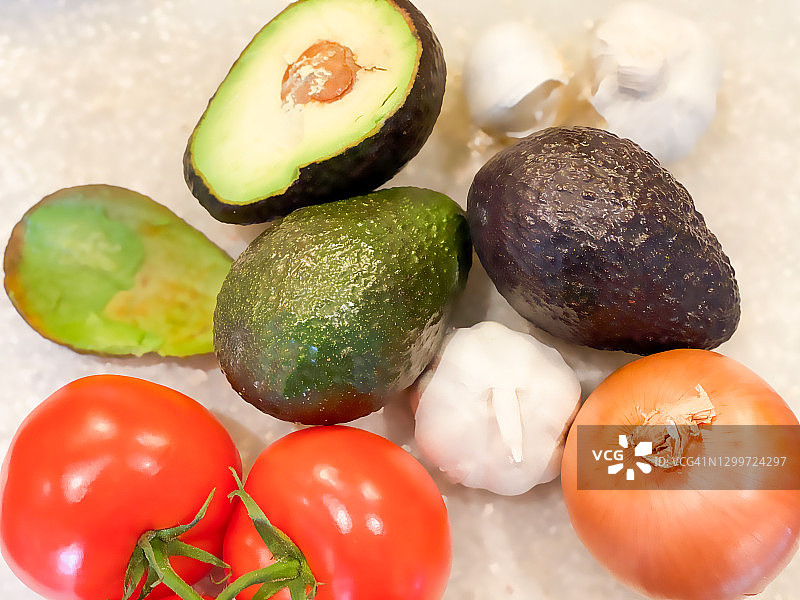 新鲜大蒜、有机牛油果片、红葡萄番茄和洋葱图片素材