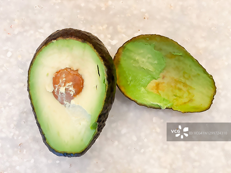 白色背景上的新鲜有机牛油果切片图片素材