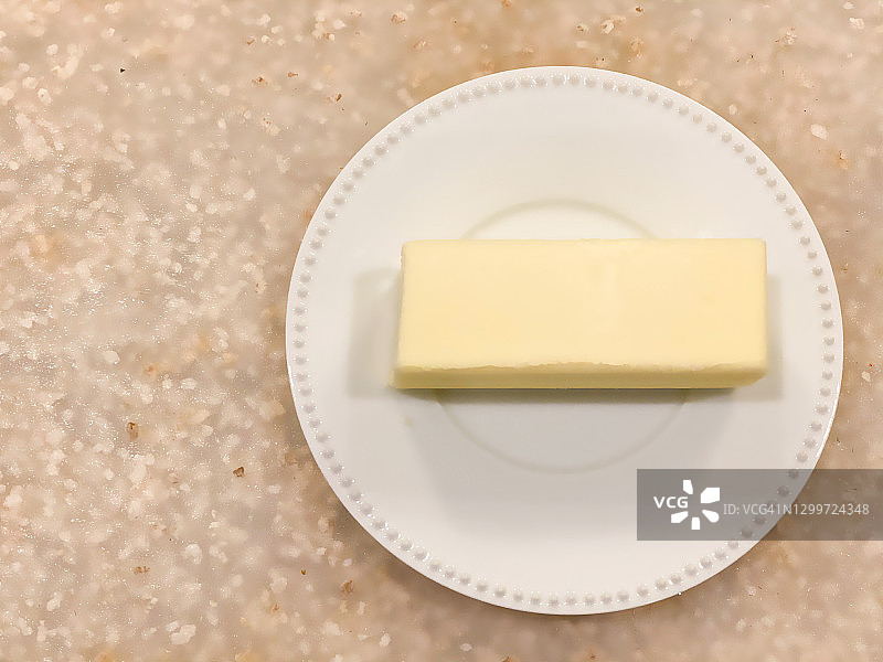 白色背景上白色小盘子里的黄油图片素材