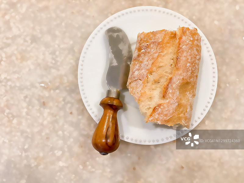 法式长棍面包和黄油刀图片素材