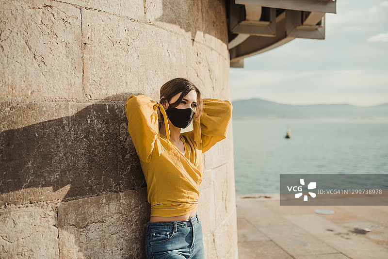 年轻女人戴着防护口罩的肖像图片素材