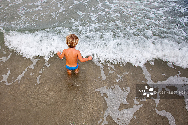 幼儿走进大海俯视图图片素材