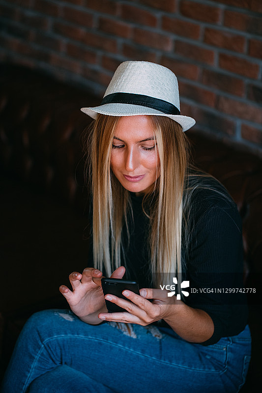 年轻女子在社交媒体上消磨时光图片素材
