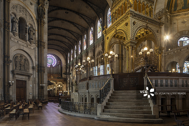 法国巴黎市中心的圣奥古斯丁教堂图片素材