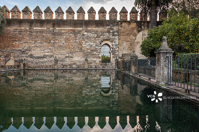 天主教国王城堡中的池塘图片素材