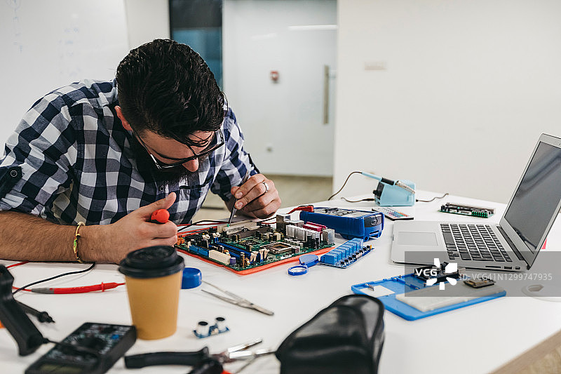 年轻男人焊接图片素材