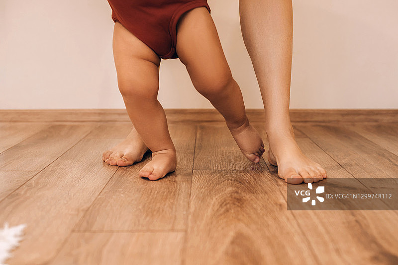 在家中，母亲和宝宝的腿部特写图片素材