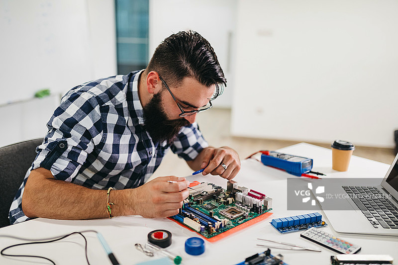 年轻男人焊接图片素材