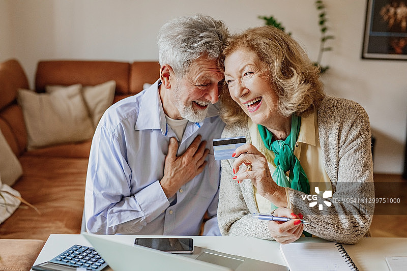老年人进行网上购物图片素材
