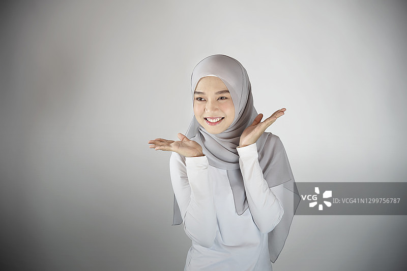 快乐的穆斯林妇女肖像图片素材