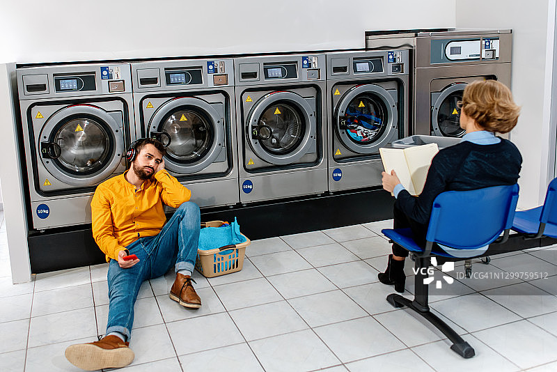 在洗衣店的人们图片素材