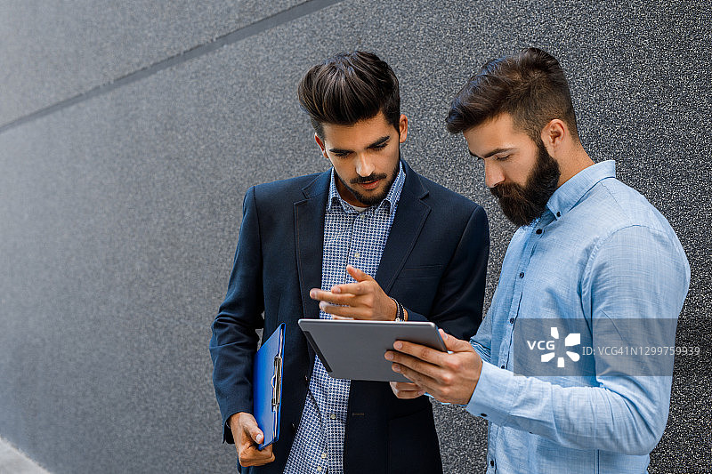 两位商人正在查看他们的计划预览图片素材