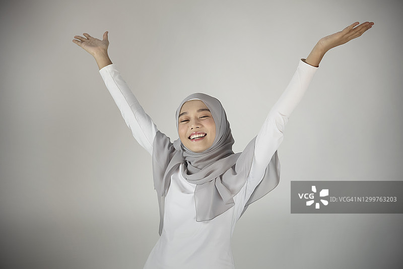 快乐的穆斯林妇女肖像图片素材