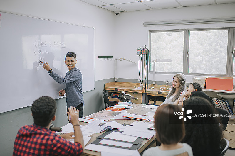 马来西亚籍男讲师在课堂上给学生讲授珠宝设计课图片素材