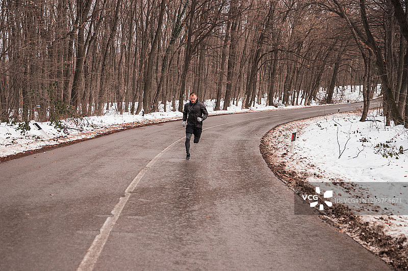 运动员冬季户外跑步图片素材