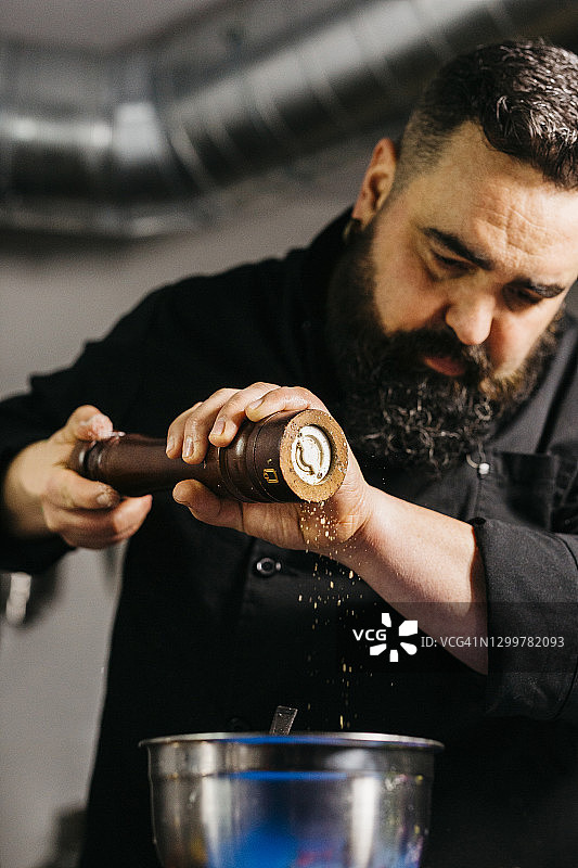 厨师撒胡椒粉图片素材