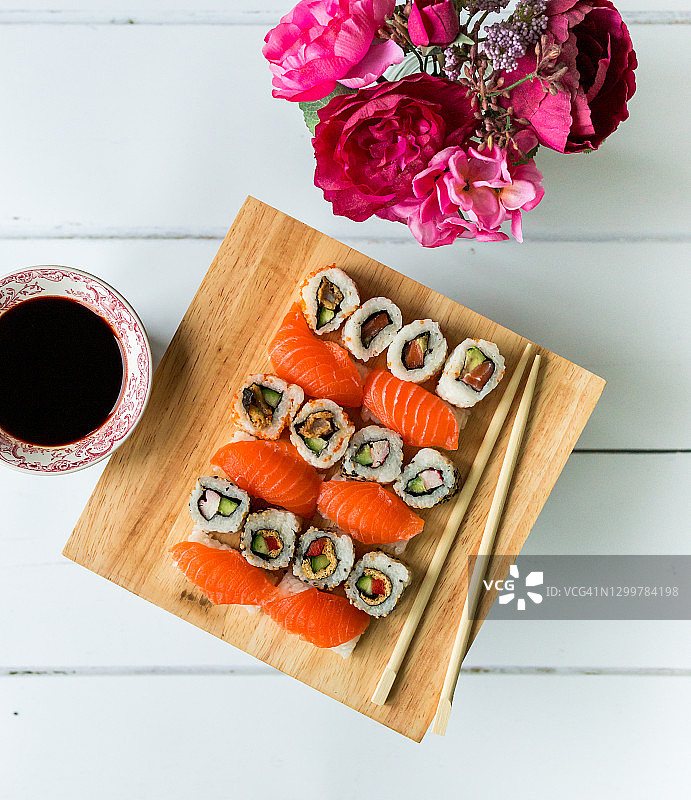 木板上的新鲜寿司精选图片素材
