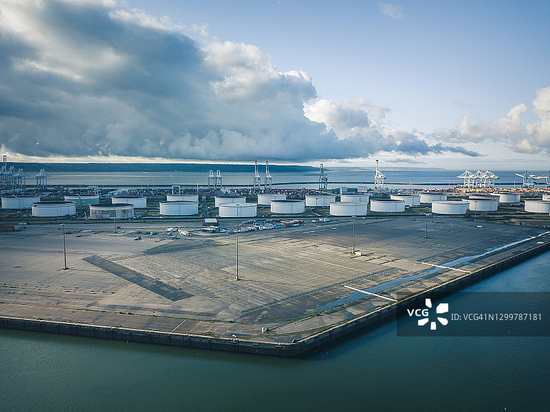 2020年10月9日法国勒阿弗尔港口雨后航拍图图片素材