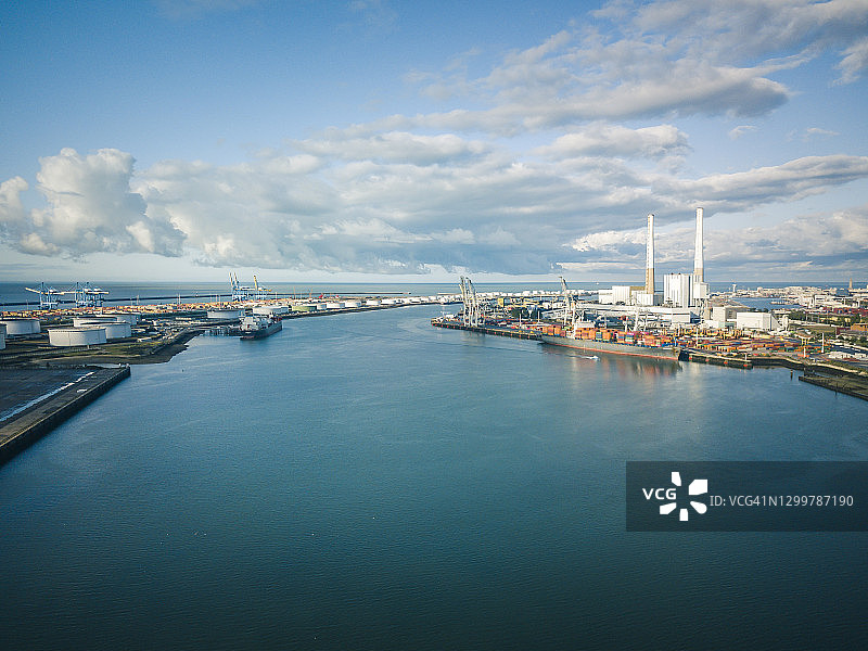 2020年10月9日法国勒阿弗尔港口雨后航拍图图片素材