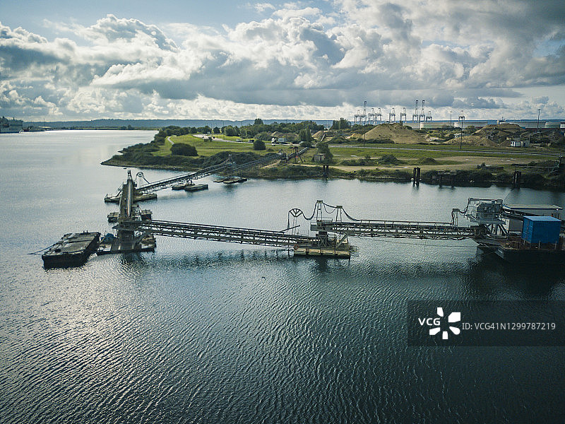 法国勒阿弗尔工商业港口鸟瞰图，2020年9月10日图片素材