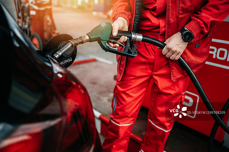加油站工人加油的特写镜头图片素材