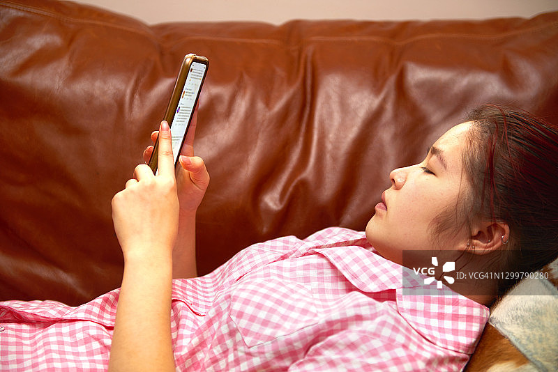 使用智能手机的学生图片素材