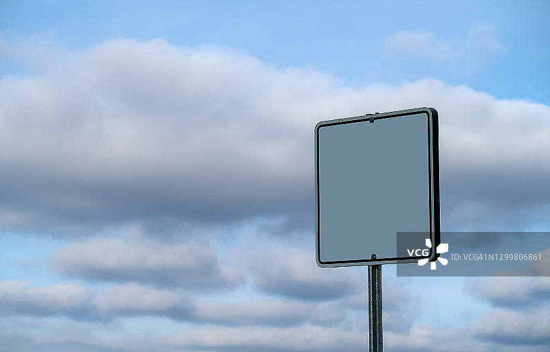 天空云朵背景下的柱子上的空白白色标志牌图片素材