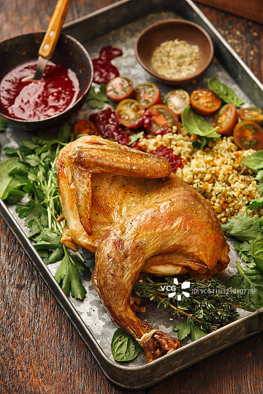 烤珍珠鸡配粗麦野莓酱图片素材