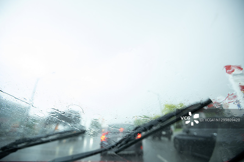 雨天中雨刷清洁挡风玻璃图片素材