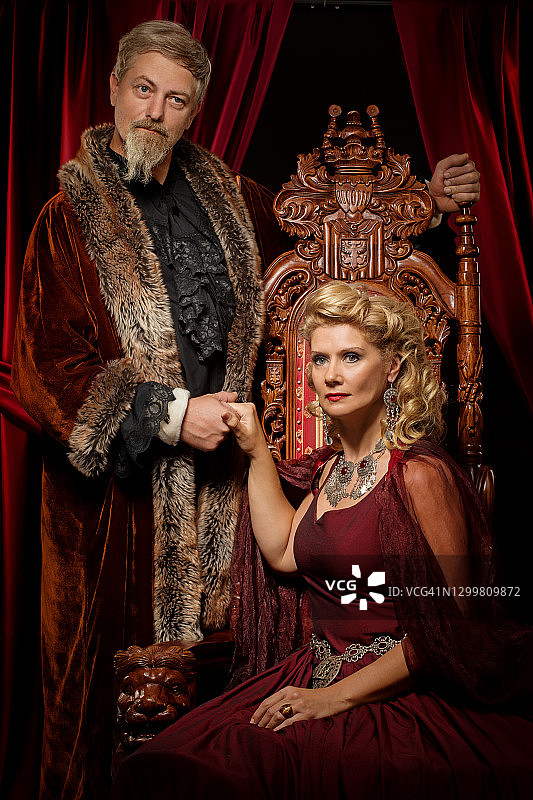 摄影棚里的历史国王和王后图片素材